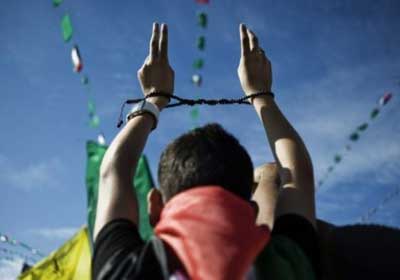 صورة لأحد المتضامنين مع يوم الأسير الفلسطيني